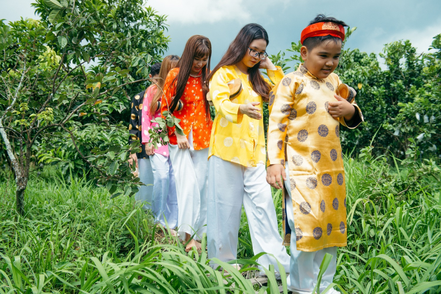 THE LANDSCAPE OWNER VISITS THE VILLAGE (MS001)